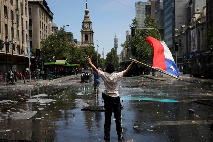 chile-flag-protestor-750x500